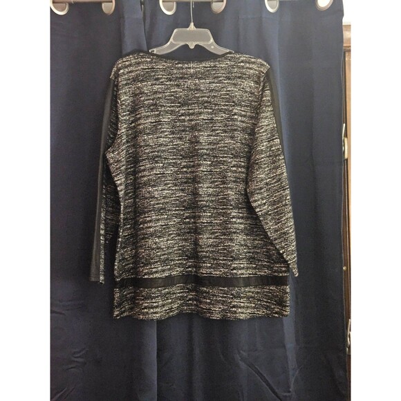 Black & White Long Sleeve Sweater Top with a pocket - Picture 5 of 6